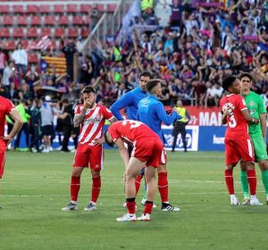 Los jugadores del Girona, tras caer derrotados ante el Levante Los jugadores del Girona, tras caer derrotados ante el Levante