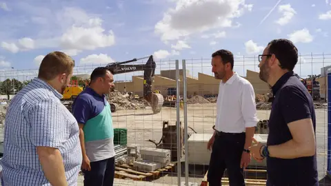 Carlos González junto a integrantes de la candidatura del PSOE de Elche en el polígono de Altabix. Carlos González junto a integrantes de la candidatura del PSOE de Elche en el polígono de Altabix.