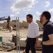 Carlos González junto a integrantes de la candidatura del PSOE de Elche en el polígono de Altabix.