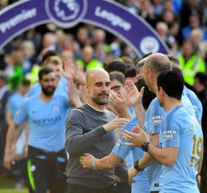Guardiola saluda a sus jugadores Guardiola saluda a sus jugadores