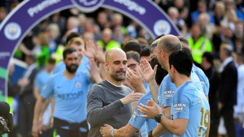 Guardiola saluda a sus jugadores