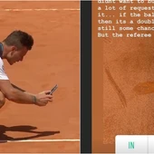 Marton Fucsovics sacando una fotografía al bote de la pelota Marton Fucsovics sacando una fotografía al bote de la pelota