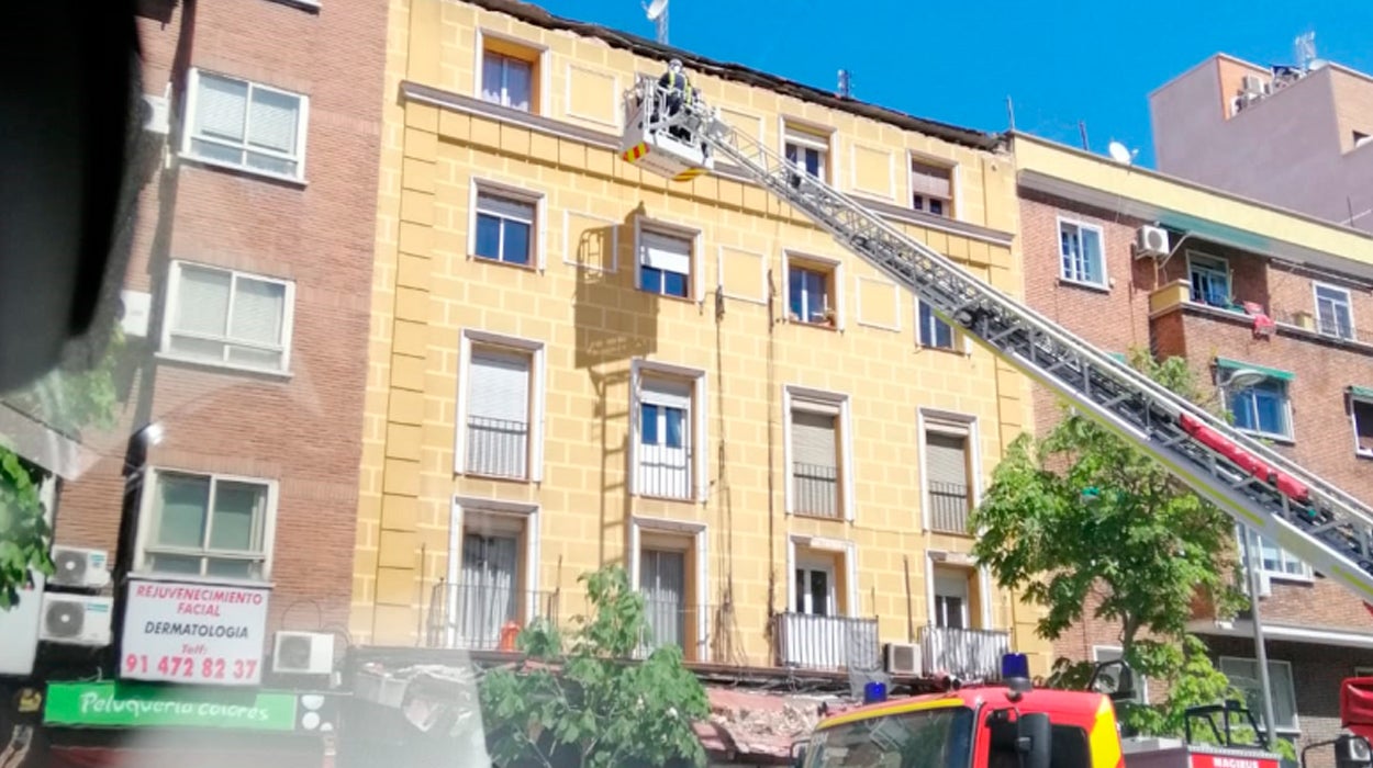 Tres heridos leves en Carabanchel tras desprenderse una cornisa de 10 metros de un edificio de cuatro plantas Tres heridos leves en Carabanchel tras desprenderse una cornisa de 10 metros de un edificio de cuatro plantas