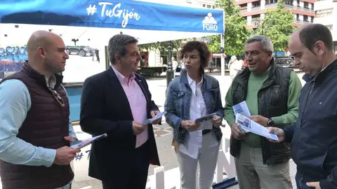 Reparto de propaganda electoral en el gijonés Paseo de Begoña Foro Asturias