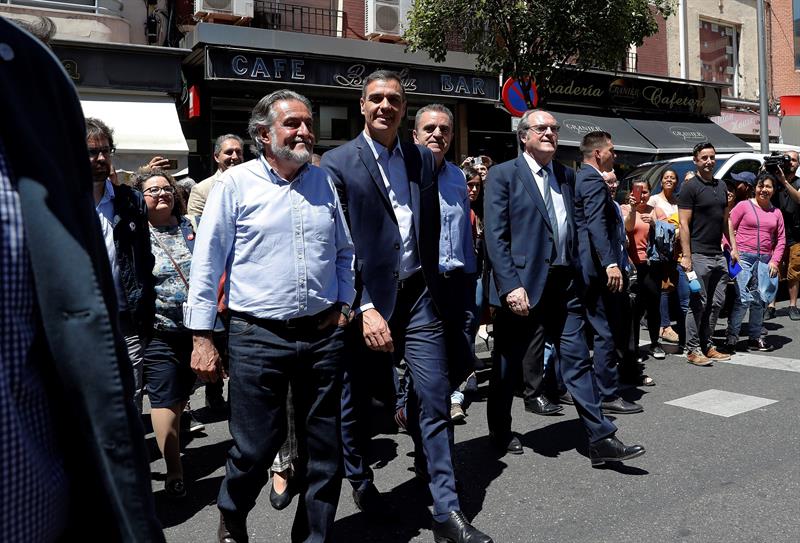 Pedro Sánchez acompaña a sus candidatos a comunidad y alcaldía de Madrid en un paseo por Vallecas Pedro Sánchez acompaña a sus candidatos a comunidad y alcaldía de Madrid en un paseo por Vallecas