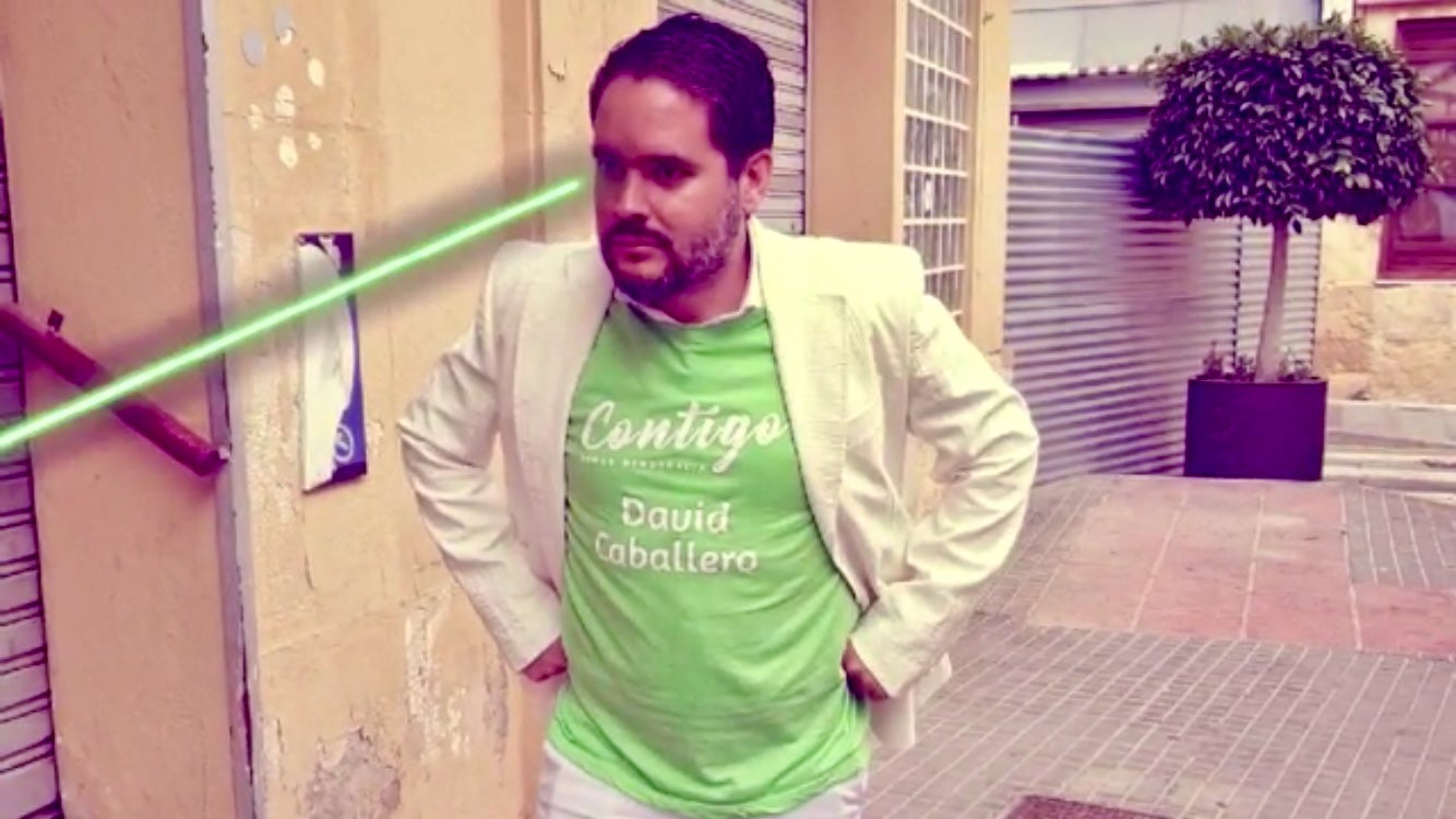 Un aspirante a la alcaldía de Elche se viste de superhéroe para captar votos Un aspirante a la alcaldía de Elche se viste de superhéroe para captar votos