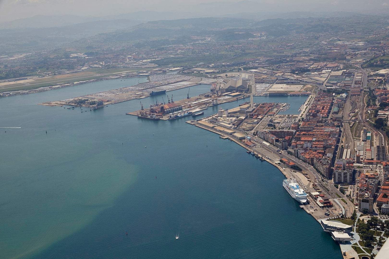 Atraca en Santander un barco saudí al que se le impidió que cargara armas en Francia Atraca en Santander un barco saudí al que se le impidió que cargara armas en Francia