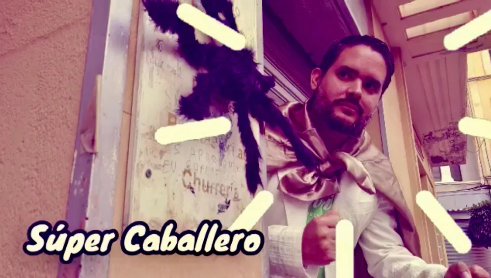 Captura del vídeo en el que David Caballero se viste de 'superhéroe'. Captura del vídeo en el que David Caballero se viste de 'superhéroe'.
