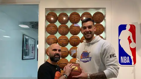 David Camps con el jugador del Real Madrid, Willy Hernángómez. David Camps con el jugador del Real Madrid, Willy Hernángómez.