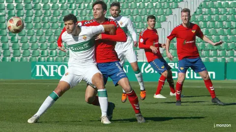 Nacho Ramón pugna por un balón ante la defensa férrea de un rival. ELCHE CF