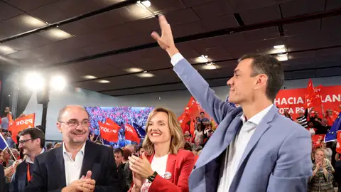 Pedro Sánchez a su llegada a un mitin en Zaragoza Pedro Sánchez a su llegada a un mitin en Zaragoza