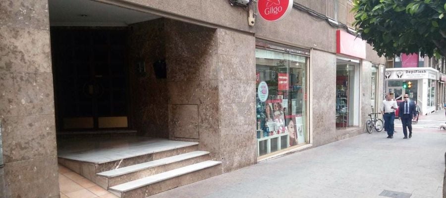 Establecimiento objeto de robo y portal del edificio desde cuyo interior se ha realizado el agujero. Establecimiento objeto de robo y portal del edificio desde cuyo interior se ha realizado el agujero.
