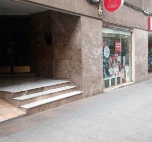 Establecimiento objeto de robo y portal del edificio desde cuyo interior se ha realizado el agujero. Establecimiento objeto de robo y portal del edificio desde cuyo interior se ha realizado el agujero.