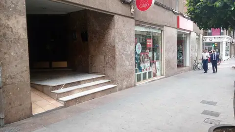 Establecimiento objeto de robo y portal del edificio desde cuyo interior se ha realizado el agujero. Establecimiento objeto de robo y portal del edificio desde cuyo interior se ha realizado el agujero.