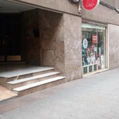 Establecimiento objeto de robo y portal del edificio desde cuyo interior se ha realizado el agujero. Establecimiento objeto de robo y portal del edificio desde cuyo interior se ha realizado el agujero.