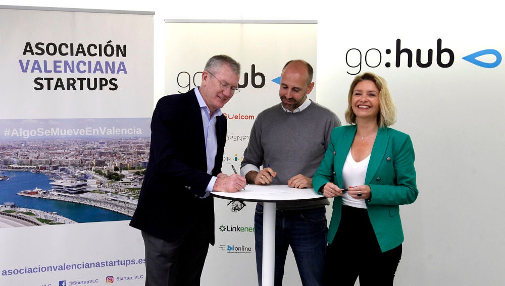 Eugenio Calabuig, presidente de Global Omnium, firma el acuerdo con Javier Megias, presidente de la Asociación Valenciana de Startups