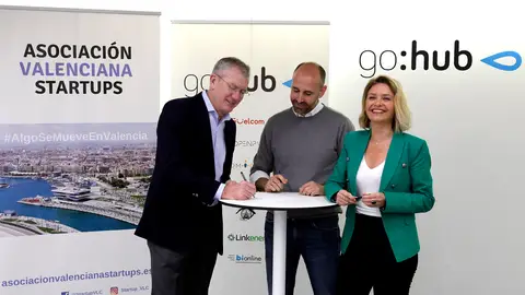 Eugenio Calabuig, presidente de Global Omnium, firma el acuerdo con Javier Megias, presidente de la Asociación Valenciana de Startups FIRMA CONVENIO START UPS