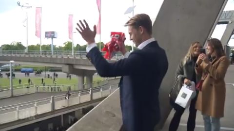 La afici&oacute;n del Ajax despide a de Jong