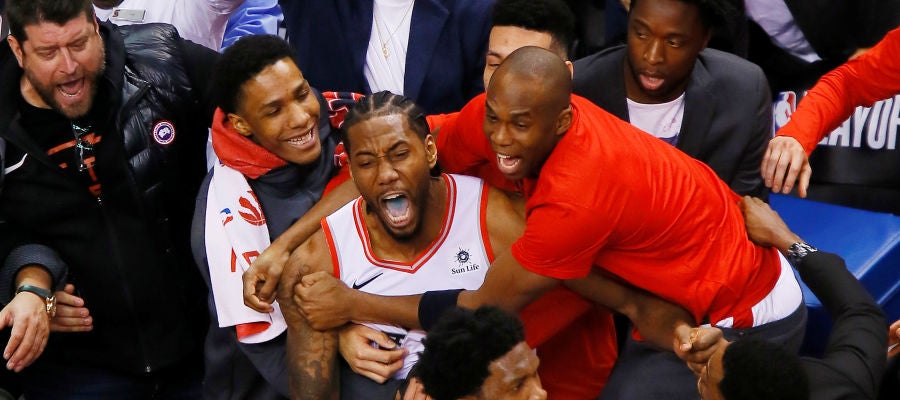 El éxtasis de Kawhi Leonard tras anotar la canasta decisiva El éxtasis de Kawhi Leonard tras anotar la canasta decisiva