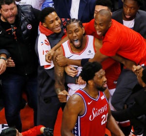 El éxtasis de Kawhi Leonard tras anotar la canasta decisiva El éxtasis de Kawhi Leonard tras anotar la canasta decisiva
