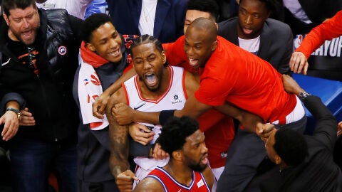 El &eacute;xtasis de Kawhi Leonard tras anotar la canasta decisiva