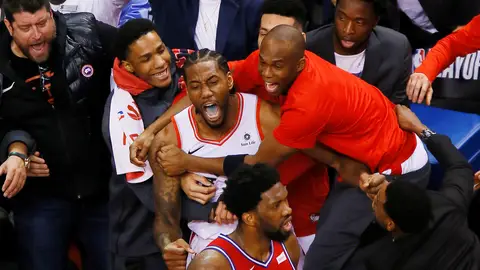 El éxtasis de Kawhi Leonard tras anotar la canasta decisiva El éxtasis de Kawhi Leonard tras anotar la canasta decisiva