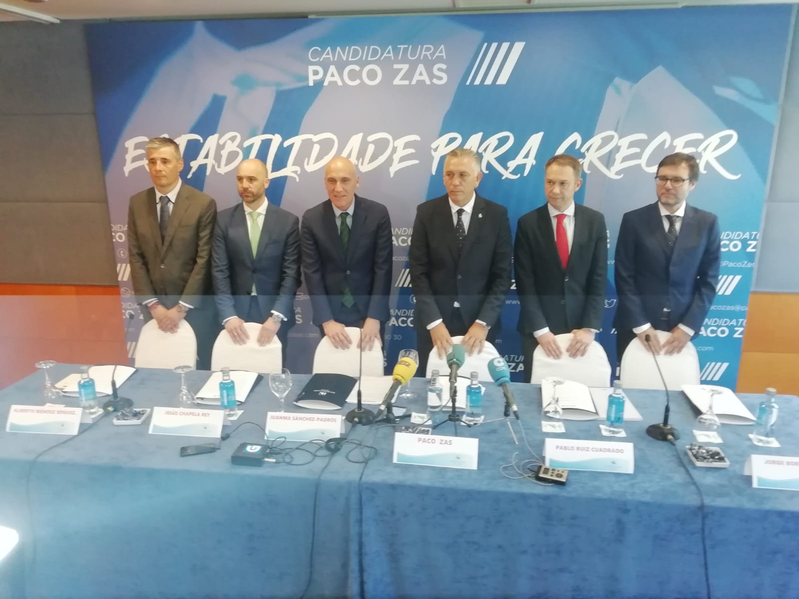 Paco Zas apuesta totalmente por Camelo del Pozo, tras la victoria del Dépor Abanca y el empate en Riazor ante el Cádiz Paco Zas apuesta totalmente por Camelo del Pozo, tras la victoria del Dépor Abanca y el empate en Riazor ante el Cádiz