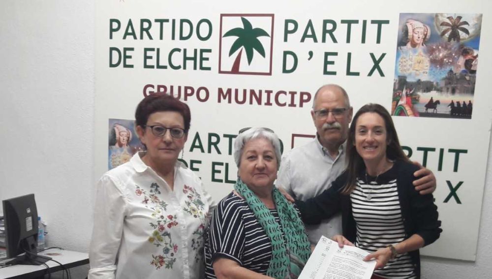 María del Carmen Guillén con representantes de la Plataforma de Pensionistas de Elche. 
