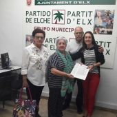 María del Carmen Guillén con representantes de la Plataforma de Pensionistas de Elche. 