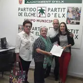 María del Carmen Guillén con representantes de la Plataforma de Pensionistas de Elche. María del Carmen Guillén con representantes de la Plataforma de Pensionistas de Elche.