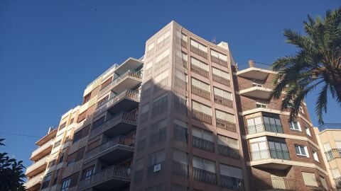 Red antidesprendimientos en un edificio de Elche. 