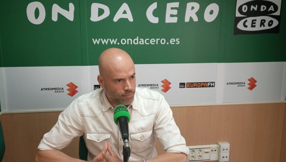José Vicente Bustamante durante la entrevista en los estudios de Onda Cero Elche. 