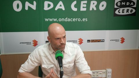 Jos&eacute; Vicente Bustamante durante la entrevista en los estudios de Onda Cero Elche. 