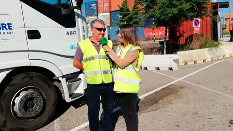 Alicia Heras con el camionero Juan Alicia Heras con el camionero Juan