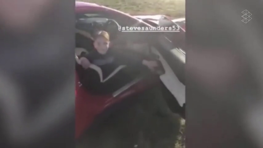 Nueva polémica con el boxeador Billy Joe Saunders: graba a su hijo de diez años haciendo trompos con su Ferrari Nueva polémica con el boxeador Billy Joe Saunders: graba a su hijo de diez años haciendo trompos con su Ferrari