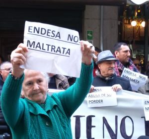 Vecinos de la Zona Norte en una manifestación contra los cortes de luz Vecinos de la Zona Norte en una manifestación contra los cortes de luz
