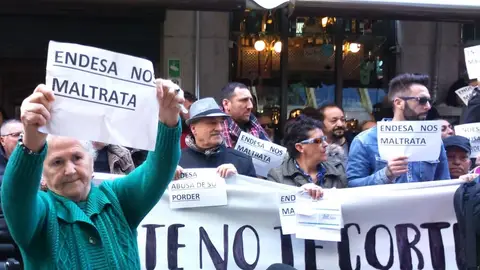 Vecinos de la Zona Norte en una manifestación contra los cortes de luz Vecinos de la Zona Norte en una manifestación contra los cortes de luz