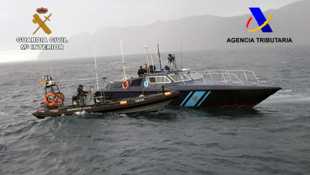 El servicio de Vigilancia aduanera de Palma, abordando a un velero que transportaba drogas.