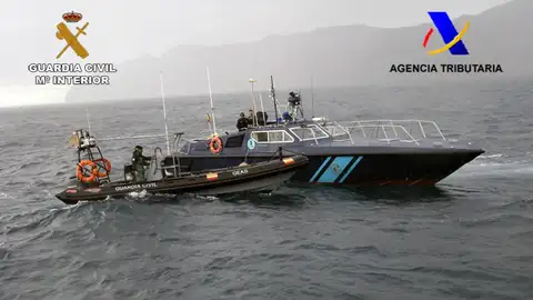 El servicio de Vigilancia aduanera de Palma, abordando a un velero que transportaba drogas. El servicio de Vigilancia aduanera de Palma, abordando a un velero que transportaba drogas.