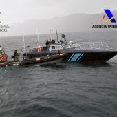 El servicio de Vigilancia aduanera de Palma, abordando a un velero que transportaba drogas.