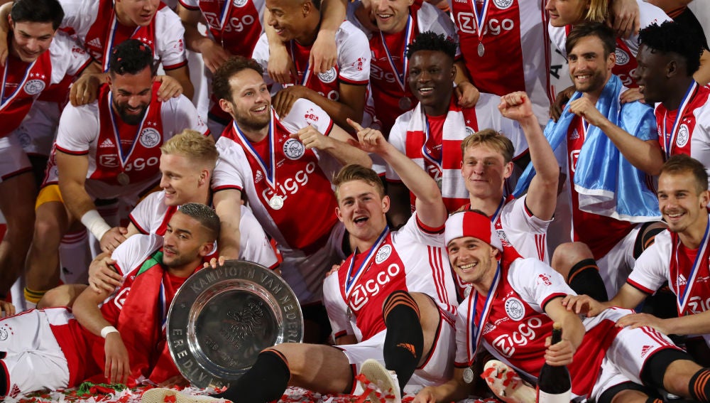 Los jugadores del Ajax, con el trofeo de la Eredivisie