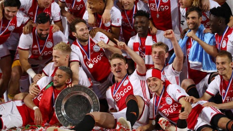 Los jugadores del Ajax, con el trofeo de la Eredivisie