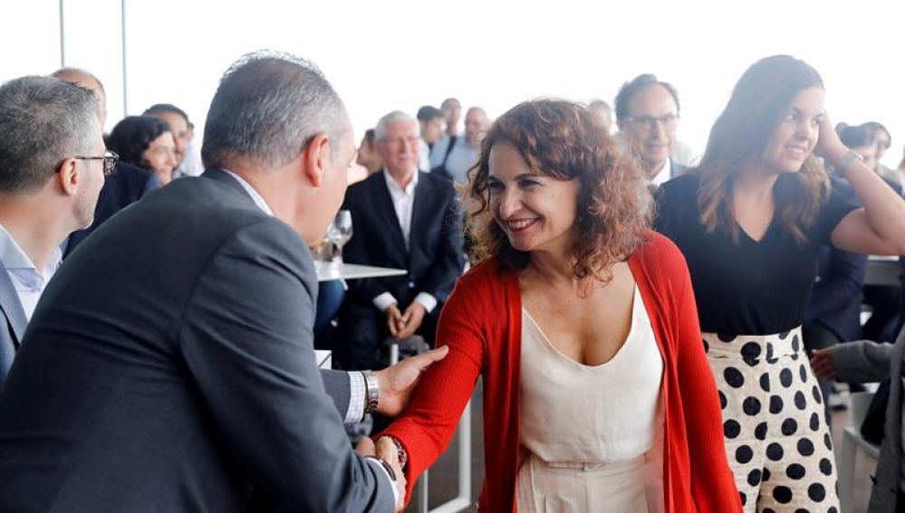 La Ministra de Hacienda ha participado en acto con empresarios y sindicatos en València.