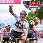 Pascal Ackermann celebra una victoria