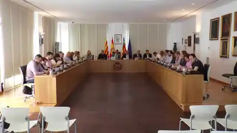 Imatge del ple extraordinari amb la presència de la corporació municipal. La Generalitat i l´Ajuntament aporten les quantitats necessàries per posar en marxa el projecte de modernització de les dues zones industrials.