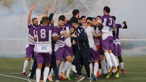 Los jugadores del Athletic Torrellano celebran el ascenso a Regional Preferente