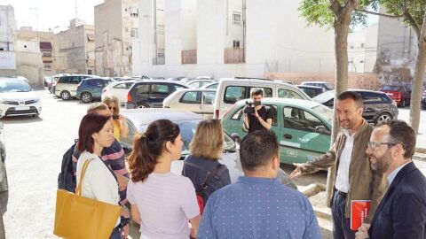 Carlos Gonz&aacute;lez junto a la Iglesia de San Juan de Elche.