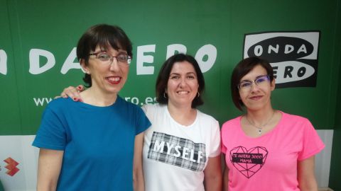 Integrantes de la Asociacion Ilicitana del Trastorno Autista y del Lenguaje en los estudios de Onda Cero Elche.