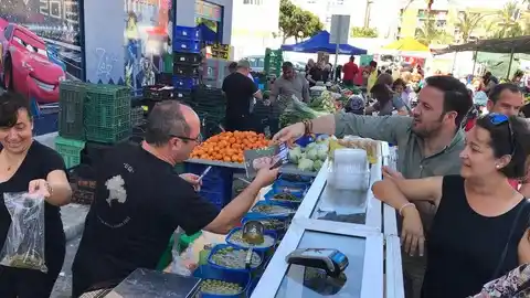 Pablo Ruz, candidato del PP a la Alcaldía de Elche en un mercadillo de ahricultores. Pablo Ruz, candidato del PP a la Alcaldía de Elche en un mercadillo de ahricultores.