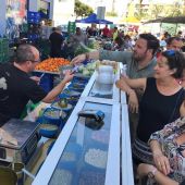 Pablo Ruz, candidato del PP a la Alcaldía de Elche en un mercadillo de ahricultores. 